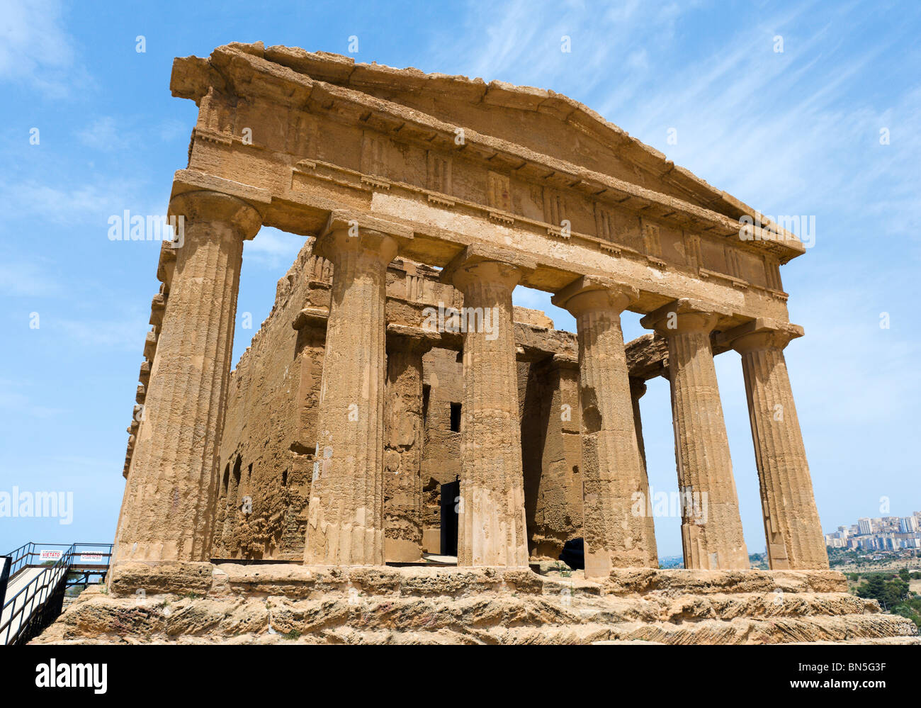 Il Tempio della Concordia e Valle dei Templi, Agrigento, Sicilia, Italia Foto Stock