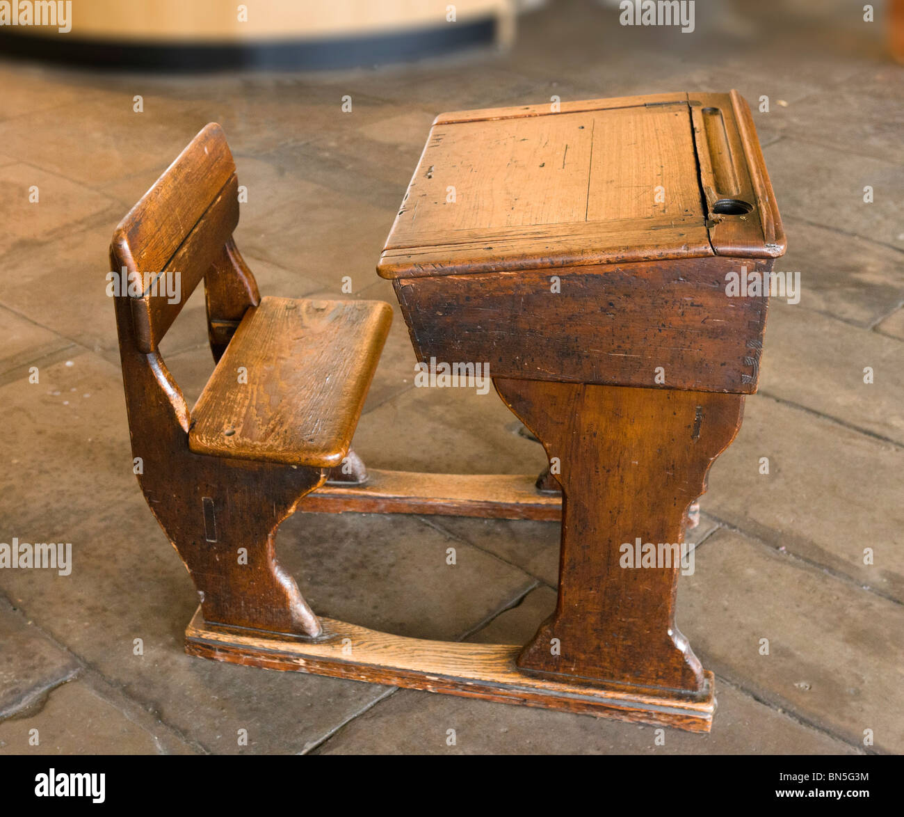In legno tradizionale banco di scuola, Salts Mill, Saltaire, Bradford, Inghilterra Foto Stock
