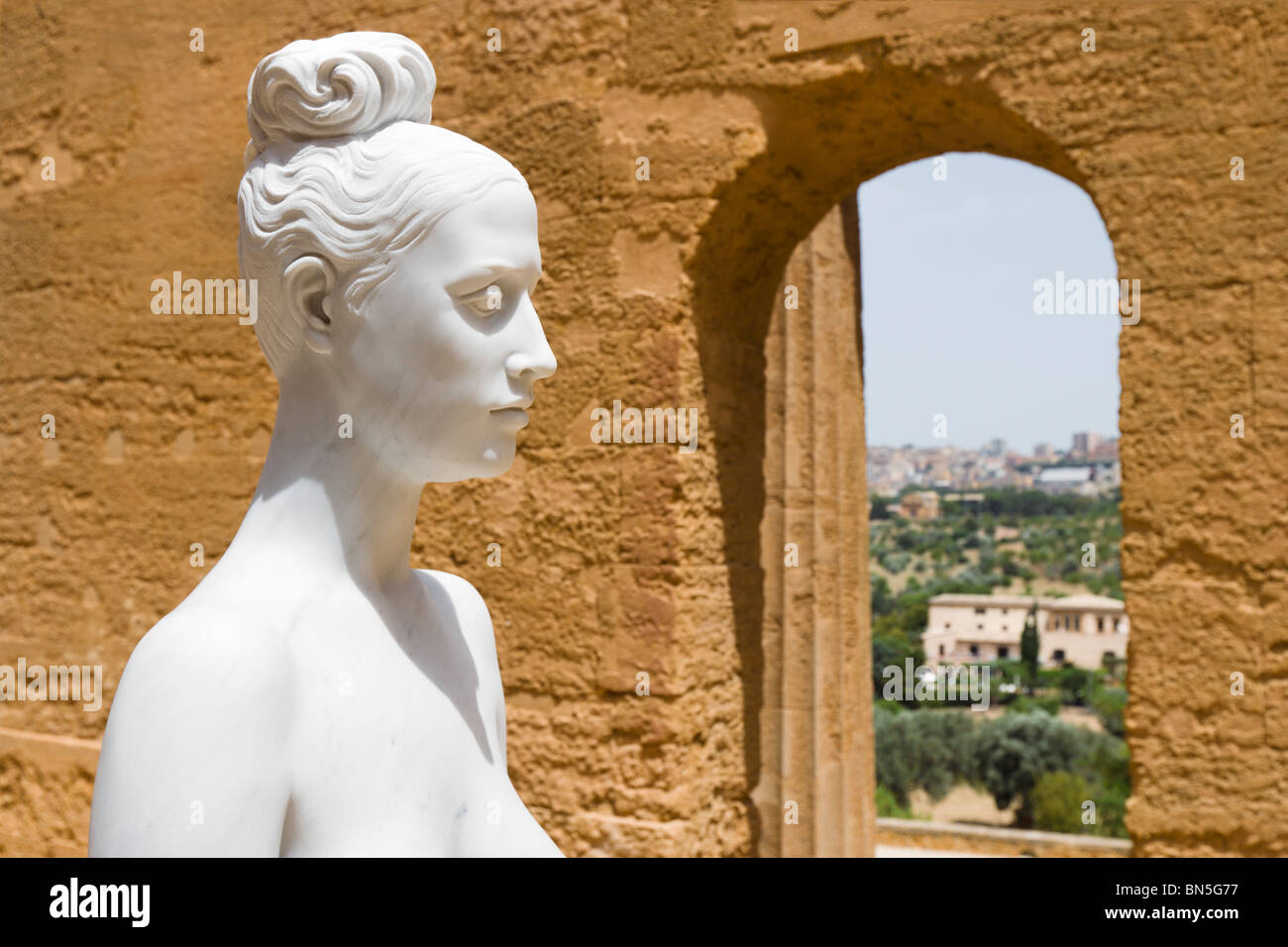 Bianca scultura di Francesco Messina in una Esposizione estiva nel tempio della Concordia, Agrigento, Sicilia Foto Stock