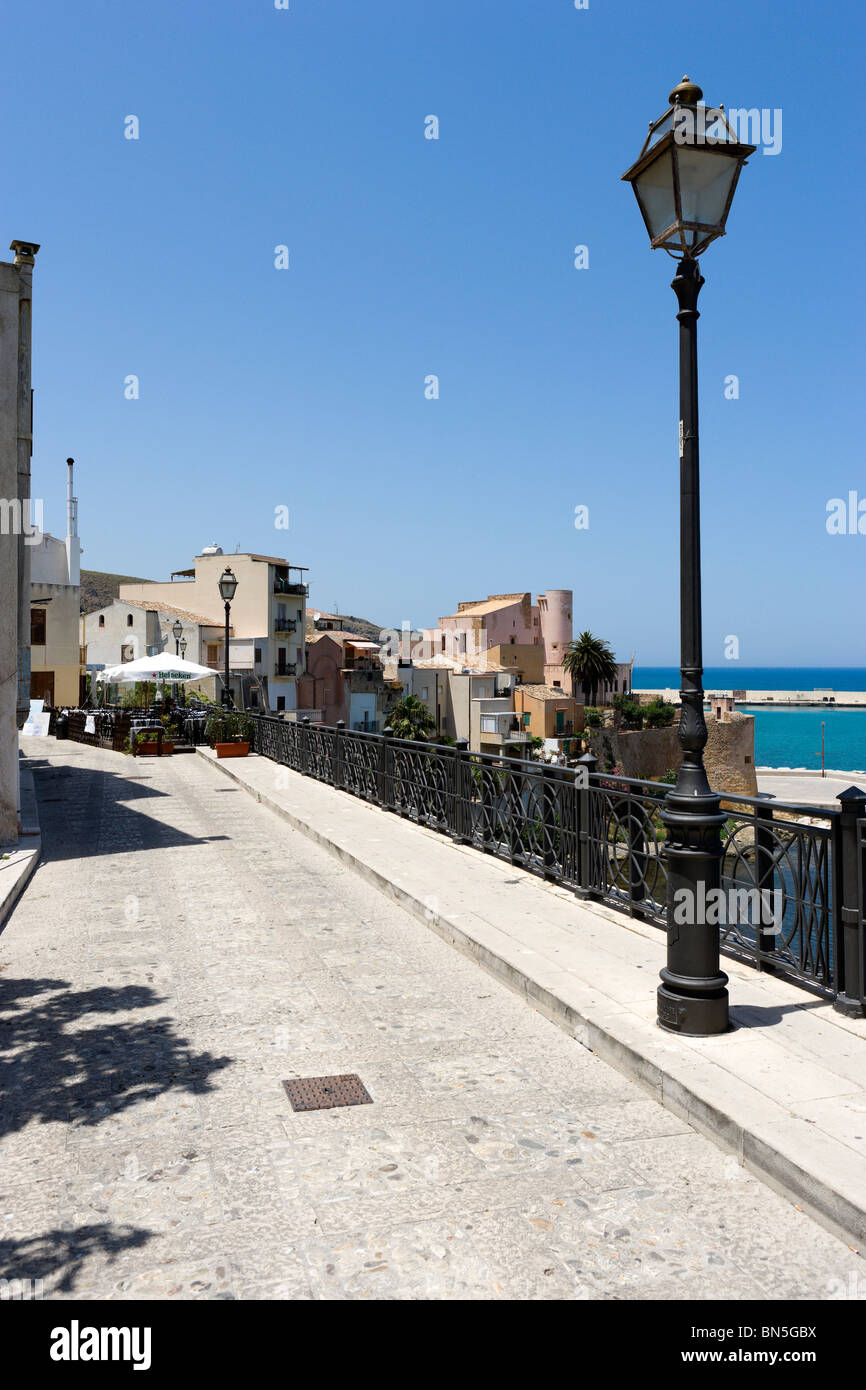 Il lungomare nel centro della località di Castellammare del Golfo con il  castello in background, North West Coast, Sicilia, Italia Foto stock - Alamy