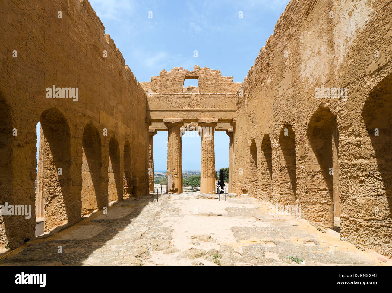 Interno del Tempio della Concordia e Valle dei Templi, Agrigento, Sicilia, Italia Foto Stock