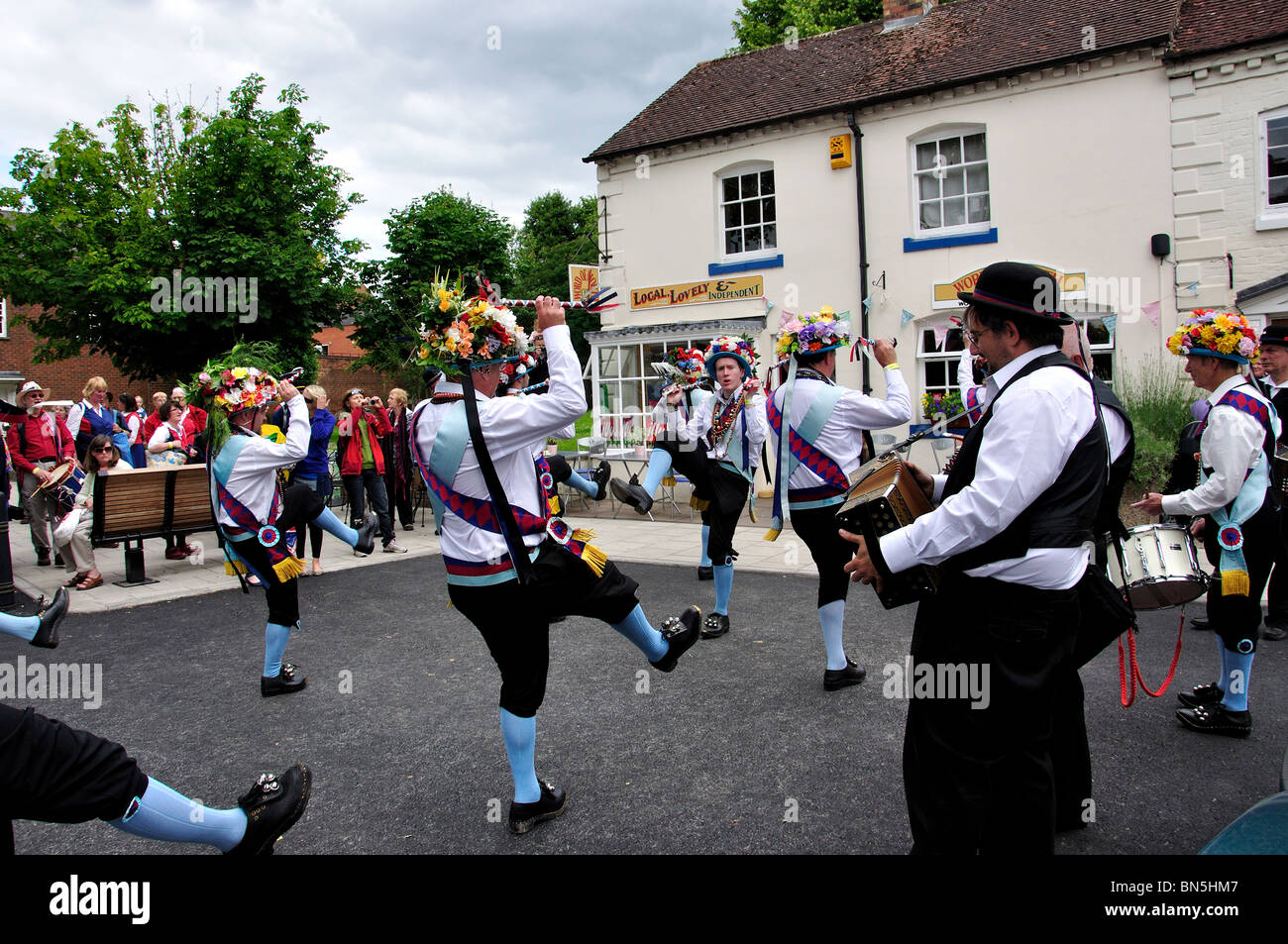 Morris dancing display, Vine Street, Evesham, Worcestershire, England, Regno Unito Foto Stock