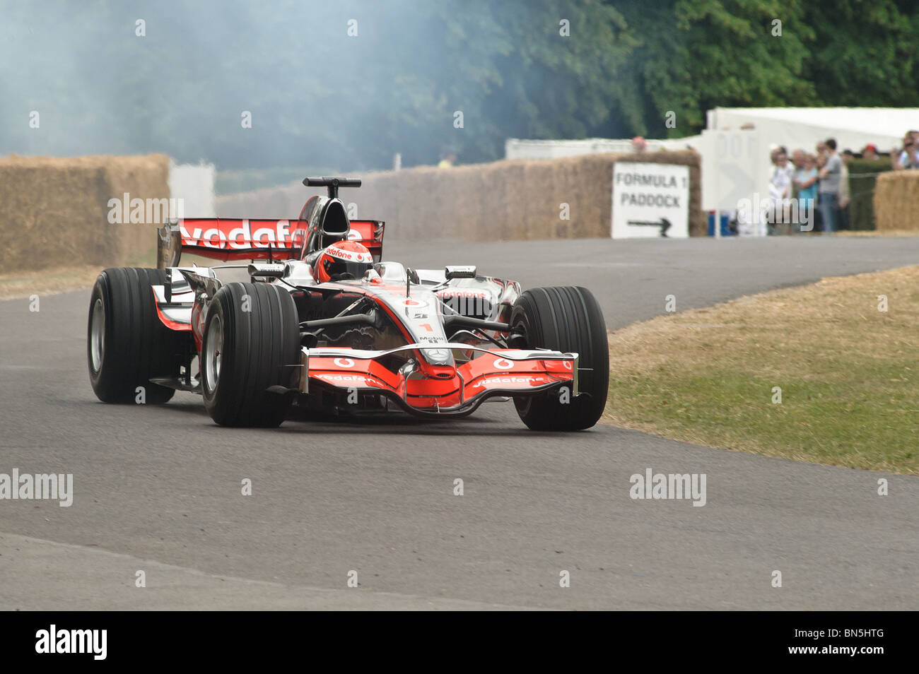 Una formula di Maclaren 1 auto sale la collina al Goodwood Festival della velocità 2010 Foto Stock