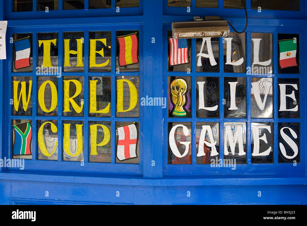 Una finestra di pub annuncia che tutte le partite saranno trasmesse in diretta durante la Coppa del Mondo FIFA 2010. Foto Stock