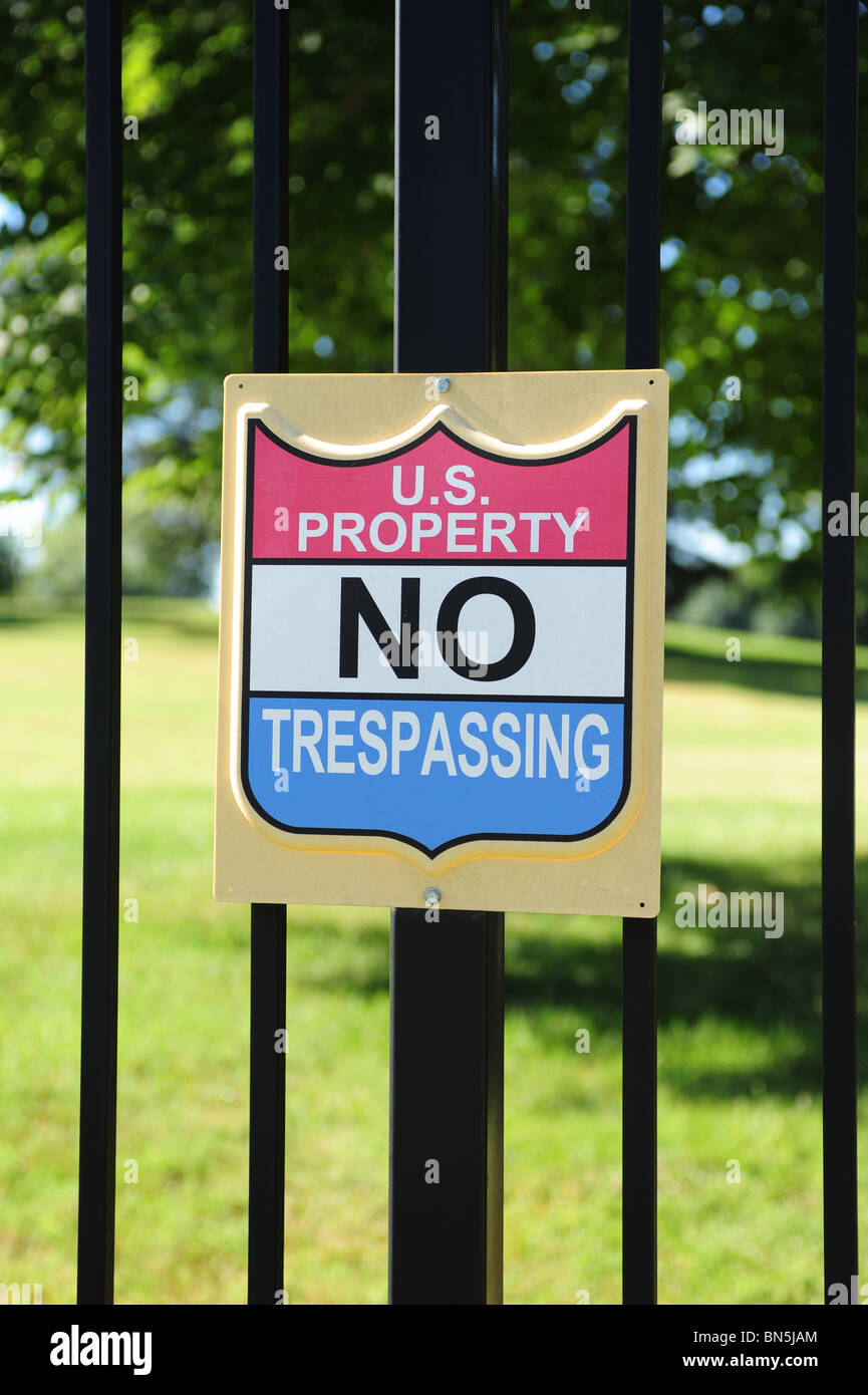 Stati Uniti negli Stati Uniti di proprietà del governo nessun segno sconfinamenti sulla recinzione di una forza militare di sicurezza di installazione Foto Stock