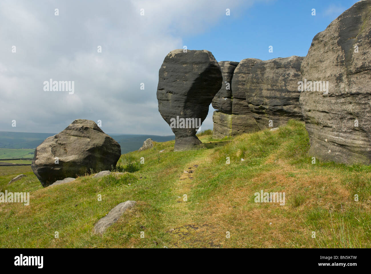 Il Bridestones, gritstone formazioni rocciose nei pressi di Todmorden, West Yorkshire, Inghilterra, Regno Unito Foto Stock