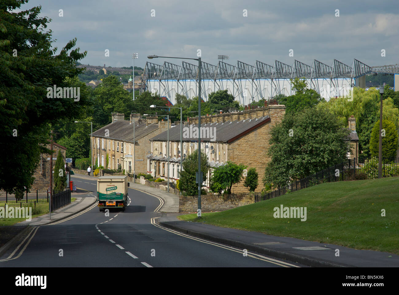 Burnley Football Club - Turf Moor - e case a schiera, Burnley, Lancashire, Inghilterra, Regno Unito Foto Stock