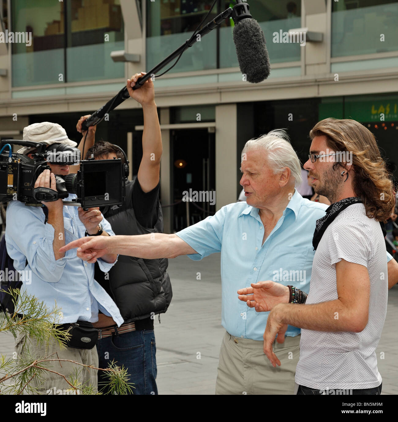 Sir David Attenborough parlando di scienziato Mark Witton un esperto in Pterosaurs. Il Southbank Centre di Londra. Foto Stock
