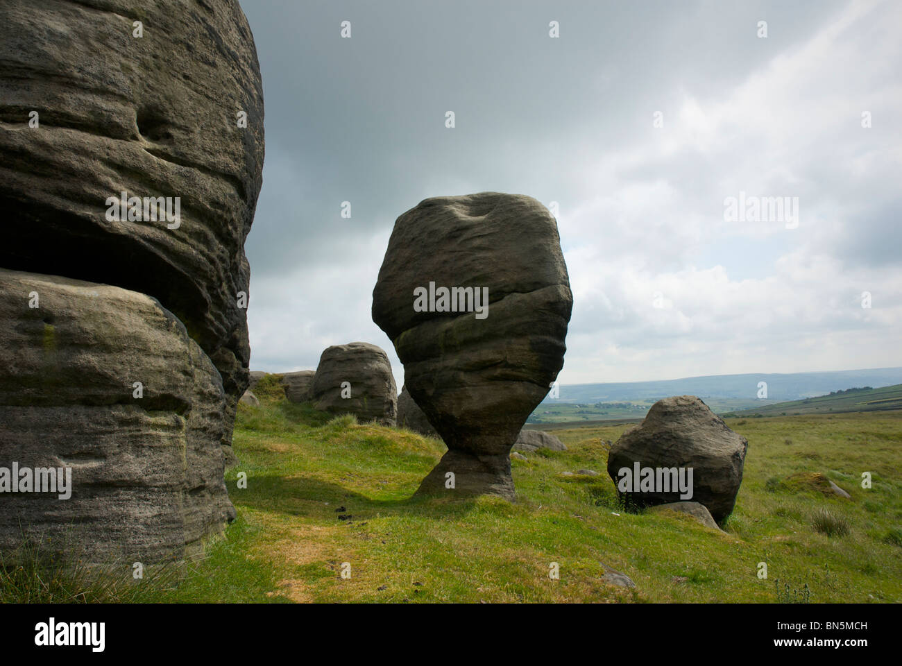 Il Bridestones, gritstone formazioni rocciose nei pressi di Todmorden, West Yorkshire, Inghilterra, Regno Unito gb Foto Stock