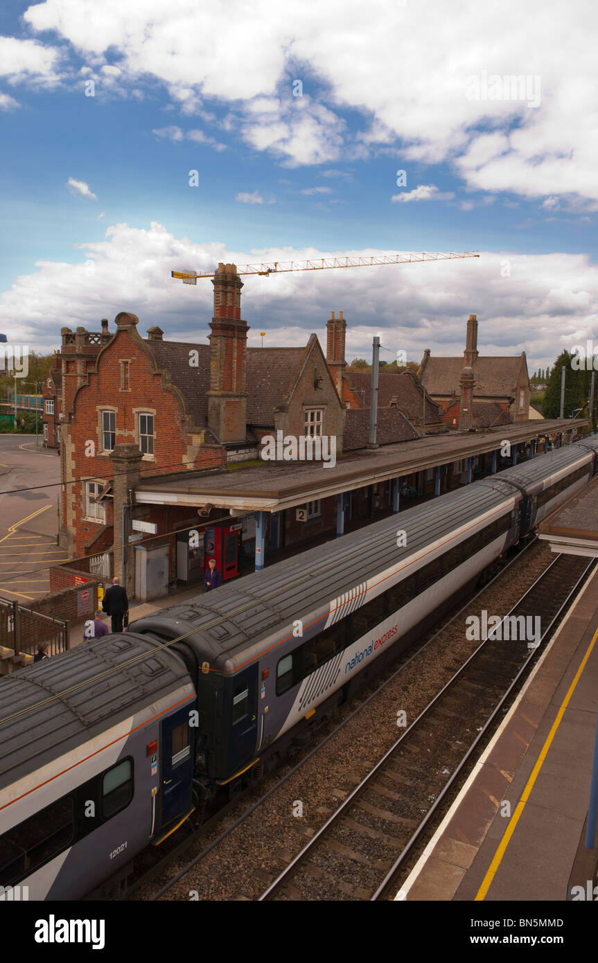 Un National express treno arriva alla stazione di Stowmarket in Suffolk , in Inghilterra , Gran Bretagna , Regno Unito Foto Stock