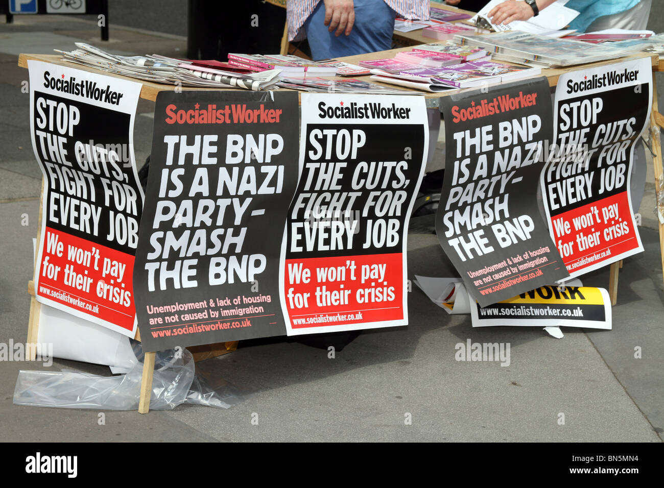 Lavoratore socialista anti BNP posters da Gay Pride Londra 2010 Foto Stock