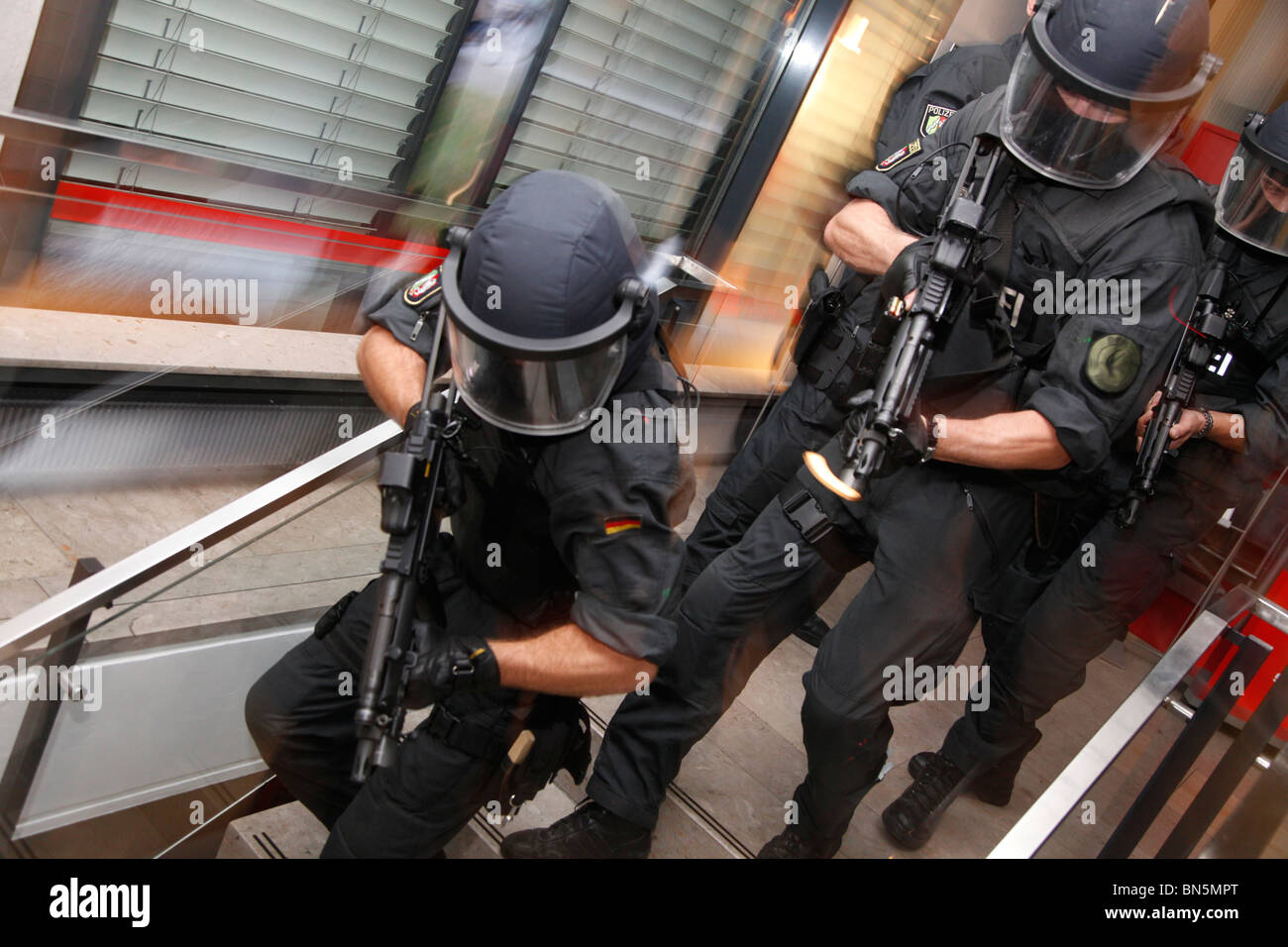 La polizia SWAT team a un esercizio. Lotta contro il terrorismo e la criminalità, unità di forze speciali di polizia hanno. Foto Stock