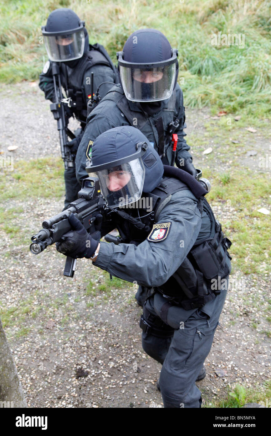 La polizia SWAT team a un esercizio. Lotta contro il terrorismo e la criminalità, unità di forze speciali di polizia hanno. Foto Stock