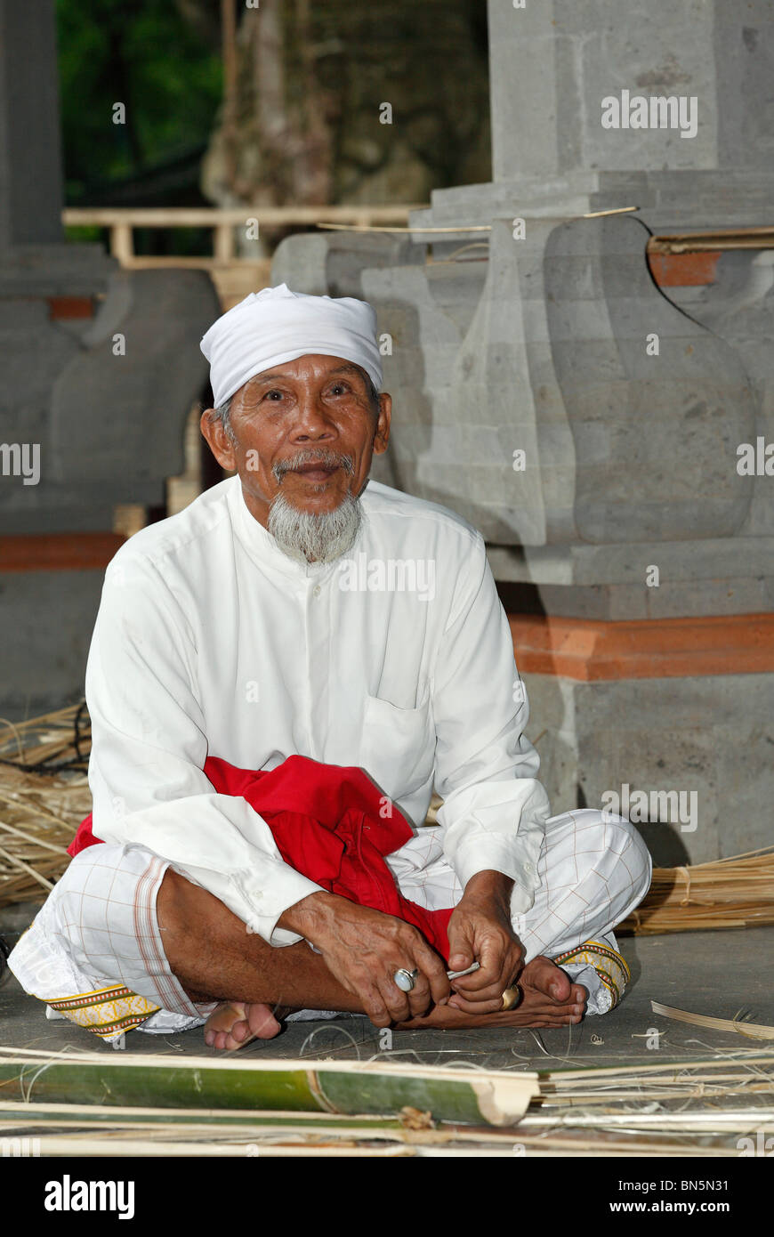 Balinese sacerdote Indù, o Santo Man. La sacra Foresta delle Scimmie, Ubud, Bali, Indonesia Foto Stock