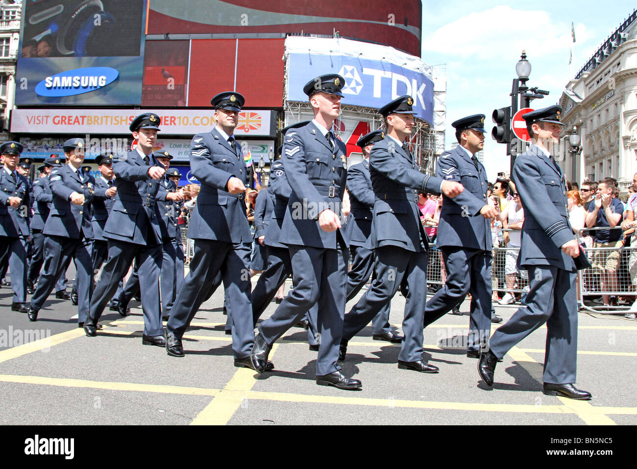 Gay-membri della Royal Air Force marciando al quarantesimo anniversario di orgoglio - Gay Pride Parade di Londra, 3 Luglio 2010 Foto Stock
