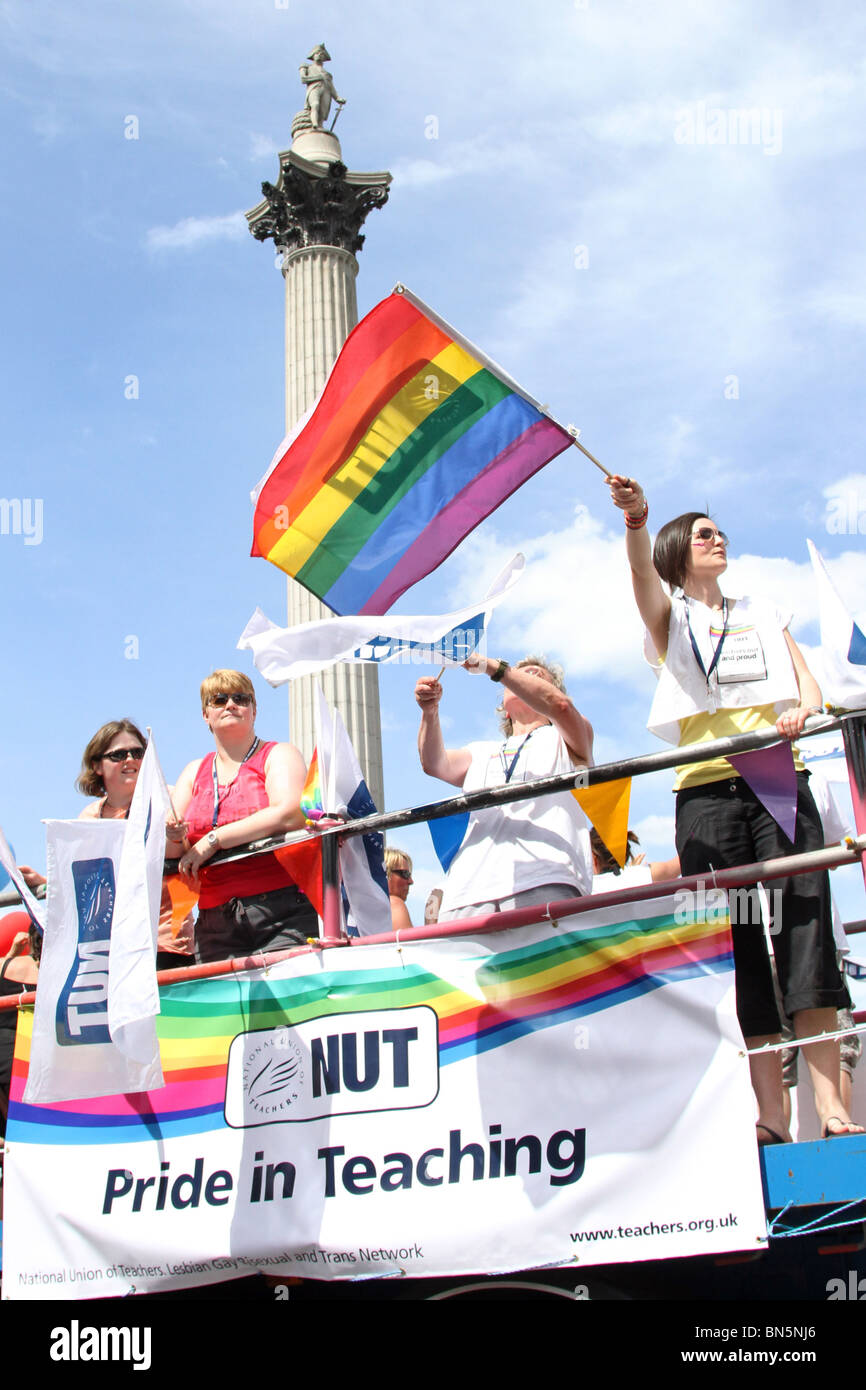 Dado di unione nazionale degli insegnanti in Trafalgar Square al quarantesimo anniversario di orgoglio - Gay Pride Parade di Londra, 3 Luglio 2010 Foto Stock