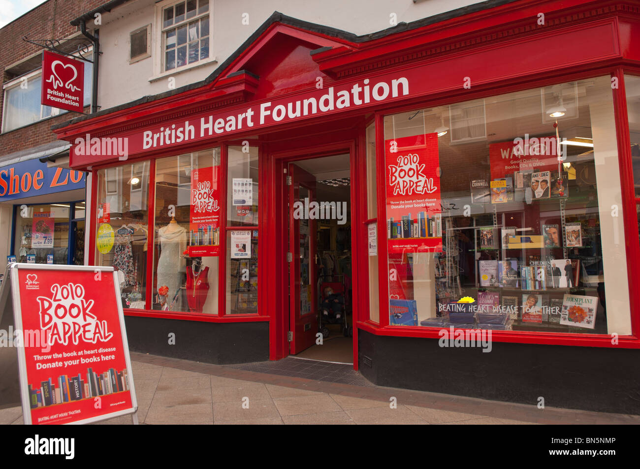 La British Heart Foundation carità shop store a Stowmarket in Suffolk , in Inghilterra , Gran Bretagna , Regno Unito Foto Stock