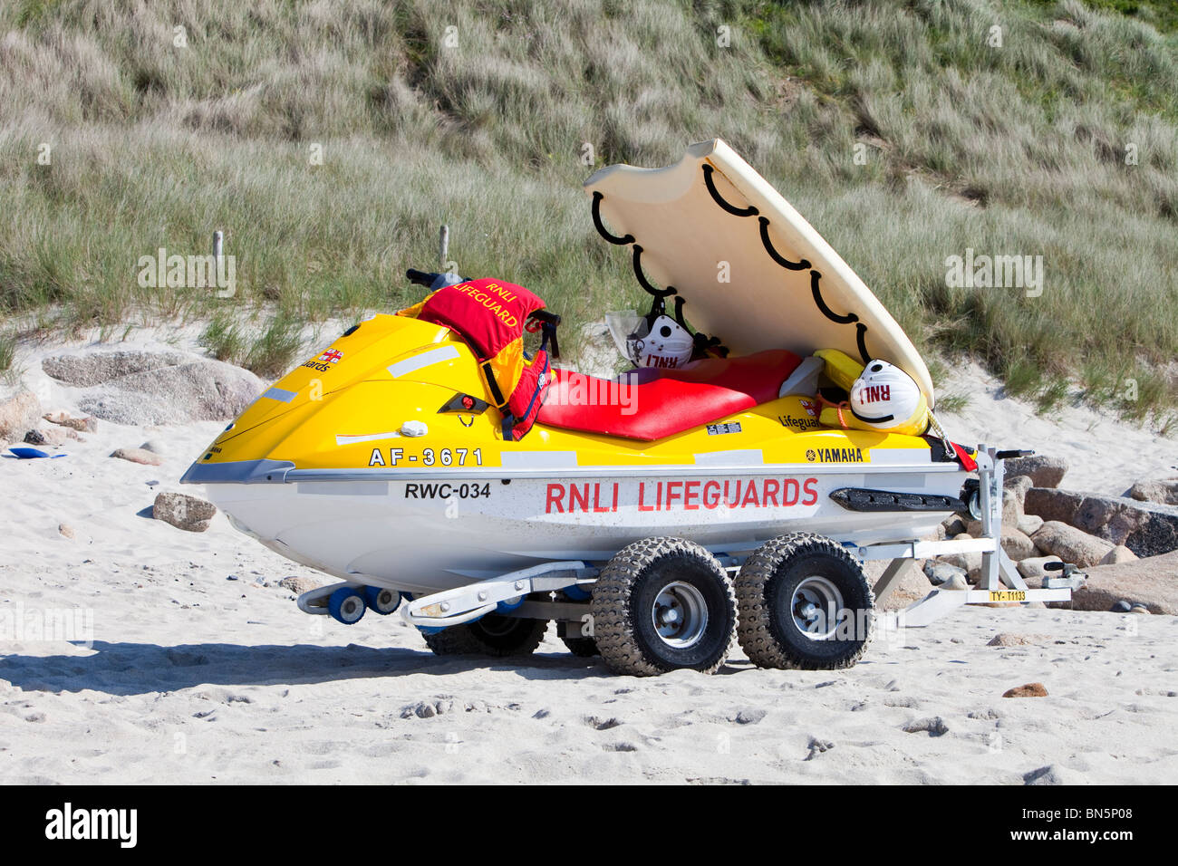 Un RNLI jet ski sulla spiaggia di Sennen Cove, Cornwall, Regno Unito. Foto Stock