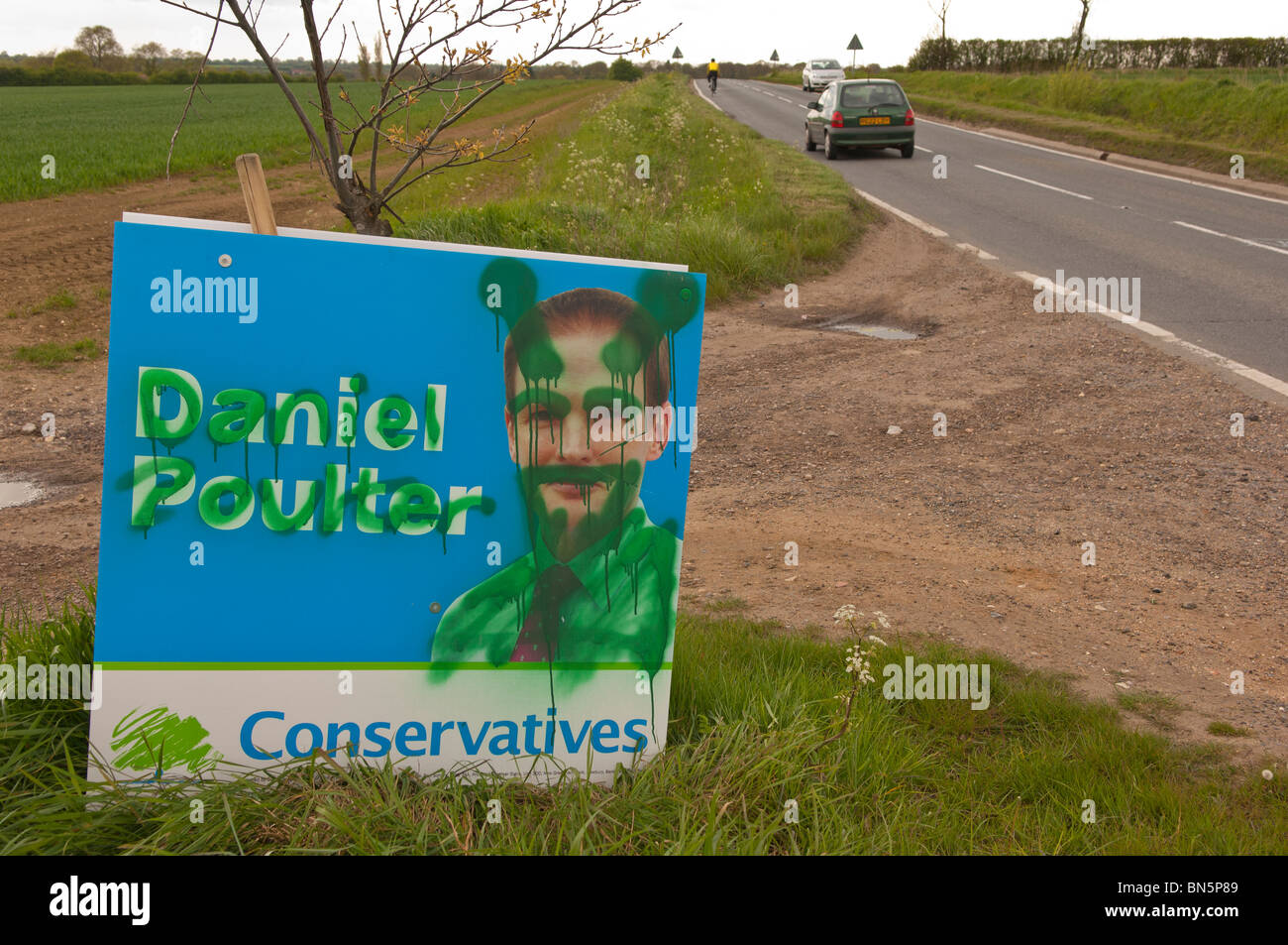Un rovinato segno conservatore in una campagna di agricoltori campo durante la campagna elettorale nel maggio 2010 nel Regno Unito Foto Stock