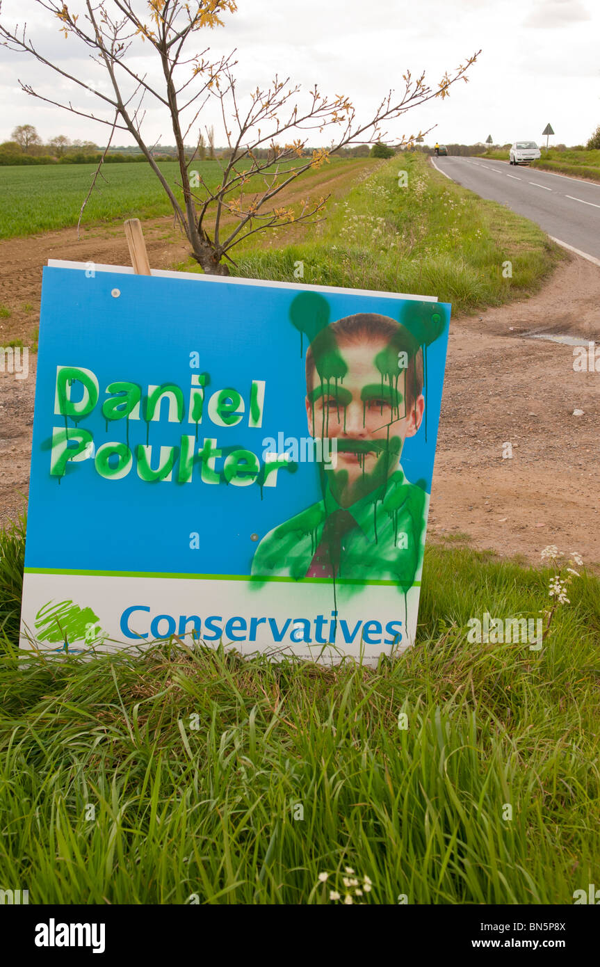 Un rovinato segno conservatore in una campagna di agricoltori campo durante la campagna elettorale nel maggio 2010 nel Regno Unito Foto Stock