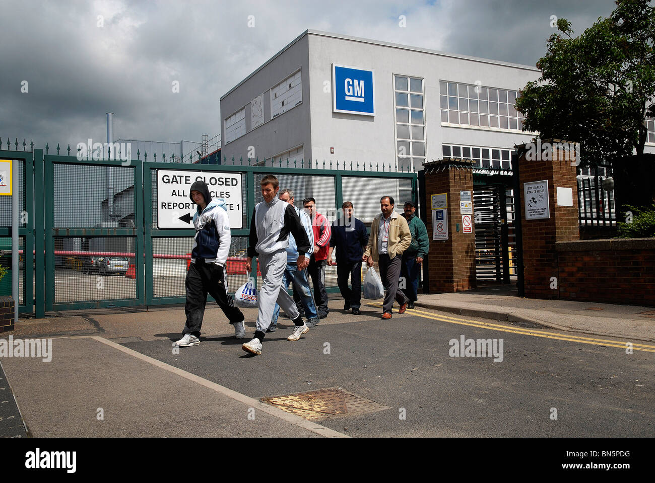 Pulitori lasciando il GM Vauxhall in fabbrica a Luton, letti Foto Stock