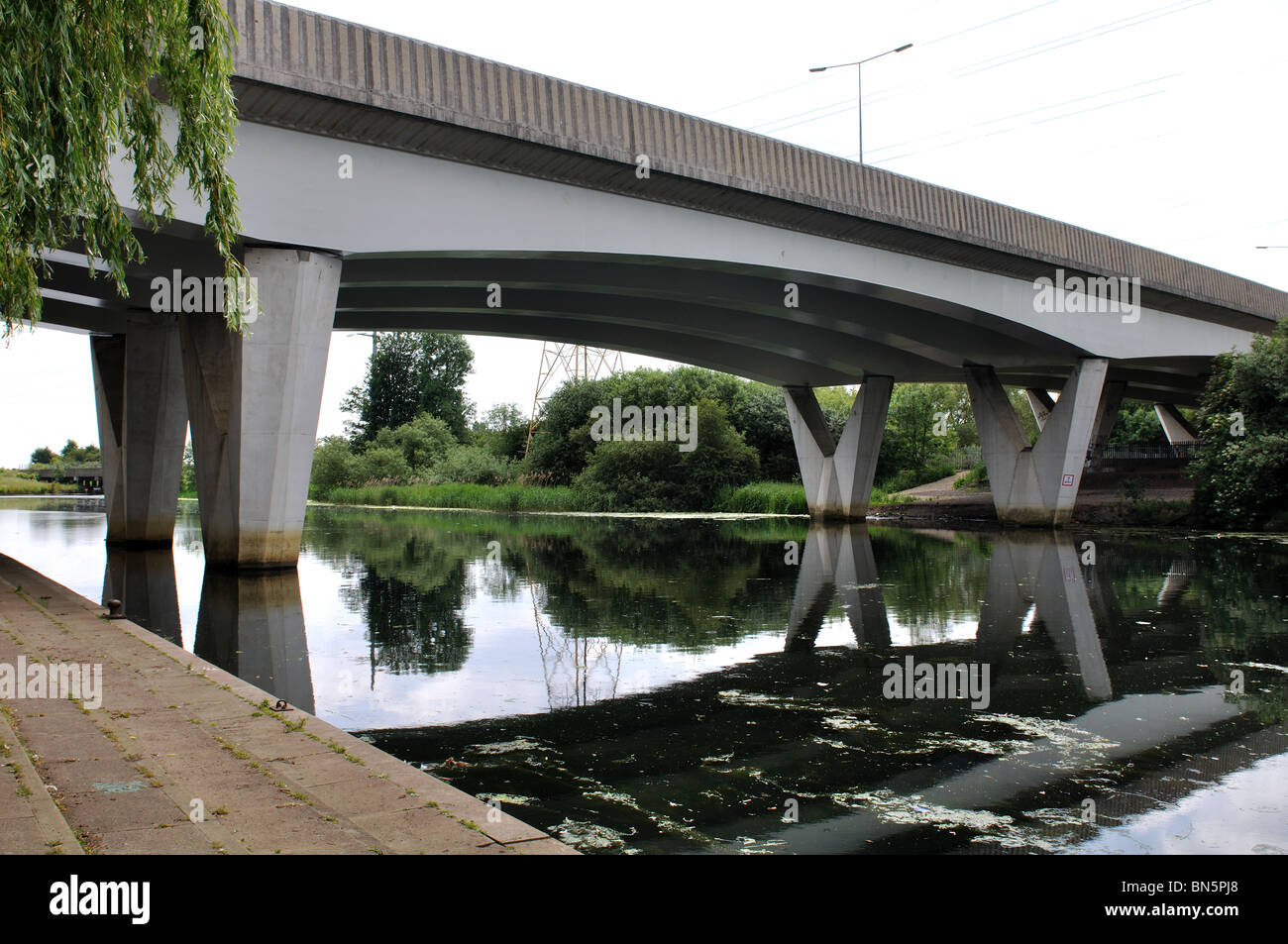 Moderna strada ponte sopra il fiume Nene, Peterborough, CAMBRIDGESHIRE, England, Regno Unito Foto Stock