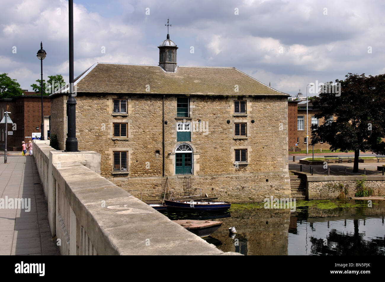 Il vecchio Custom House e il fiume Nene, Peterborough, CAMBRIDGESHIRE, England, Regno Unito Foto Stock