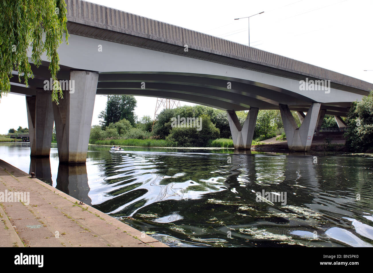 Moderna strada ponte sopra il fiume Nene, Peterborough, CAMBRIDGESHIRE, England, Regno Unito Foto Stock