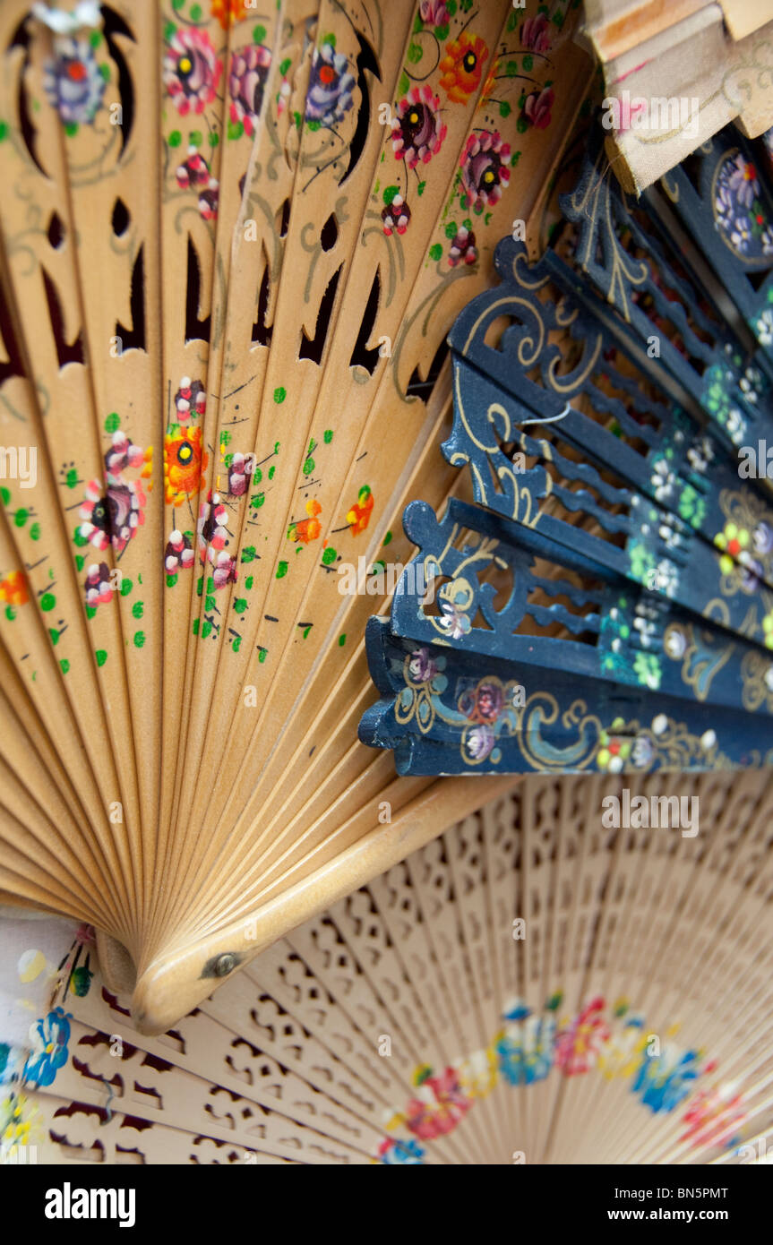 In Spagna, la provincia di Cadiz Cadice, Siviglia. Storico Quartiere di Santa Cruz. Tipico spagnolo souvenir della ventola. Foto Stock