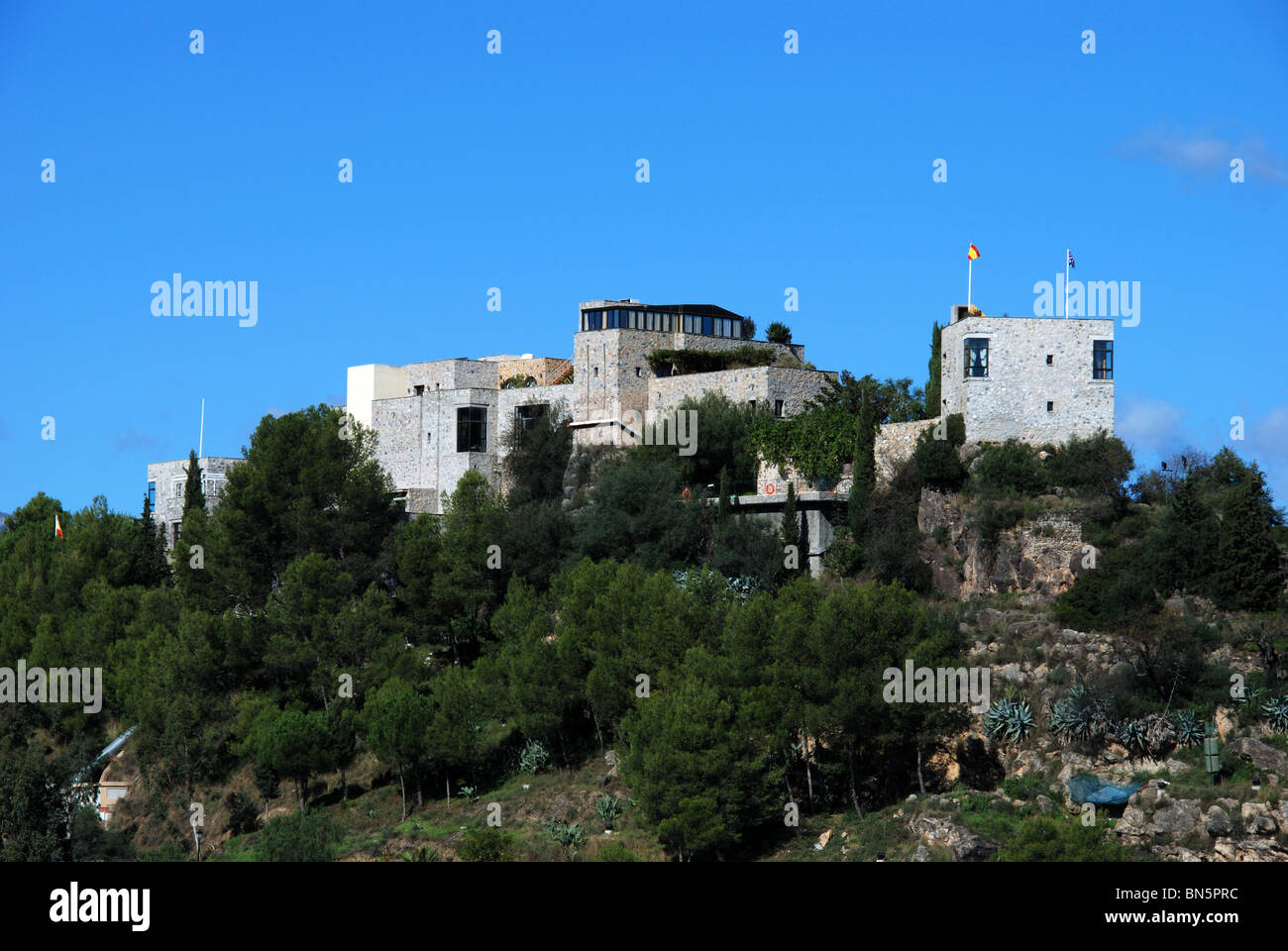 Vista del castello, imbiancato village (pueblo blanco), Monda, provincia di Malaga, Andalusia, Spagna, Europa occidentale. Foto Stock