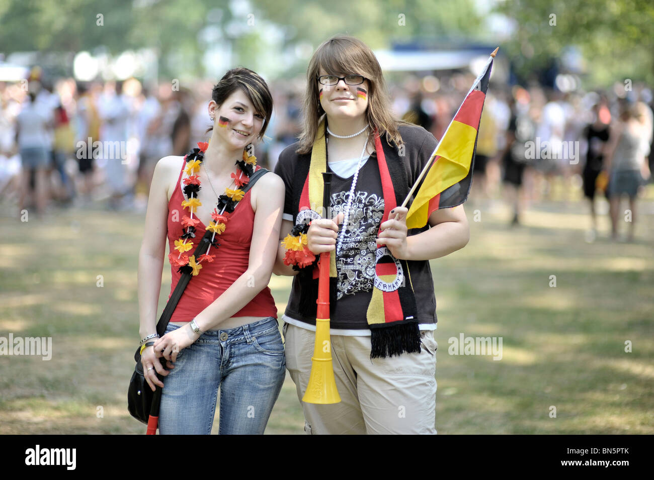 Due tedesche donne tifose di calcio Foto stock - Alamy