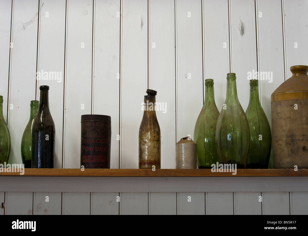 Vecchio Memorabilia vittoriano; bottiglie e vasi in pietra Foto Stock