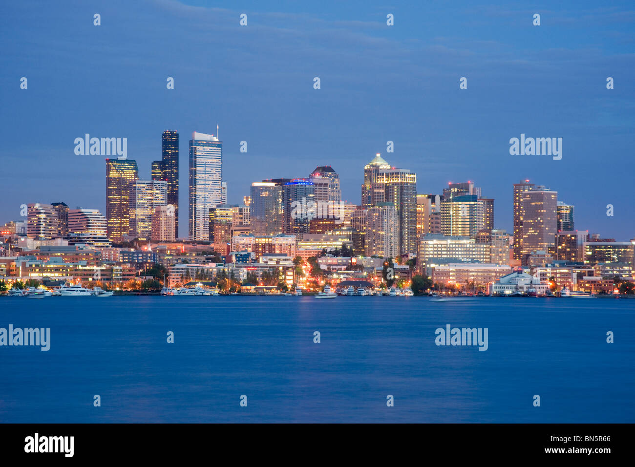 Una serata Waterfront Seattle Skyline sul Puget Sound Foto Stock