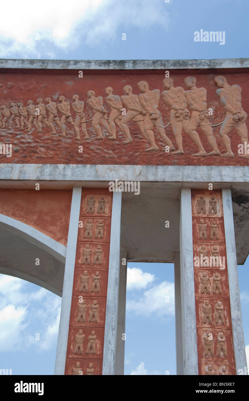 Africa, Benin, Ouidah. Percorso degli schiavi (aka Route des Esclaves) il punto di non ritorno monumento dettaglio, infamous gateway di slavi Foto Stock