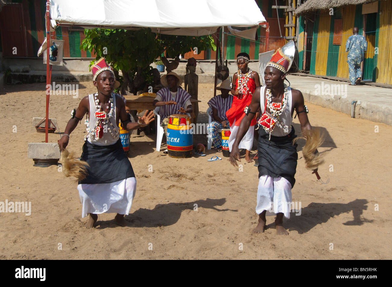 Africa, Benin, Ganvie. Tofinu voodoo villaggio sul lago Nokoue. Ballerini Voodoo. Foto Stock