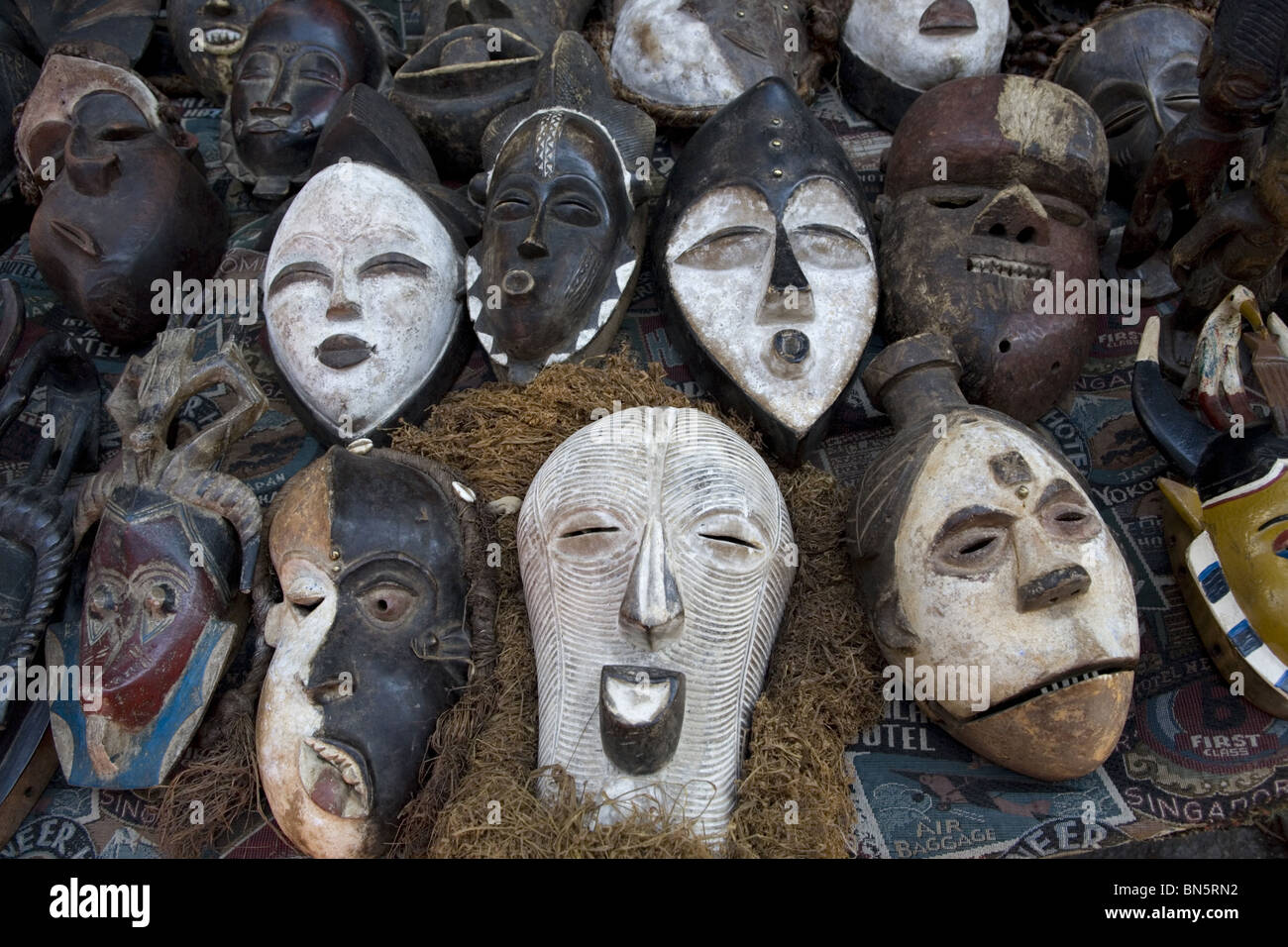 Le maschere africane per la vendita di fronte al Museo di Arte Moderna di  New York City Foto stock - Alamy