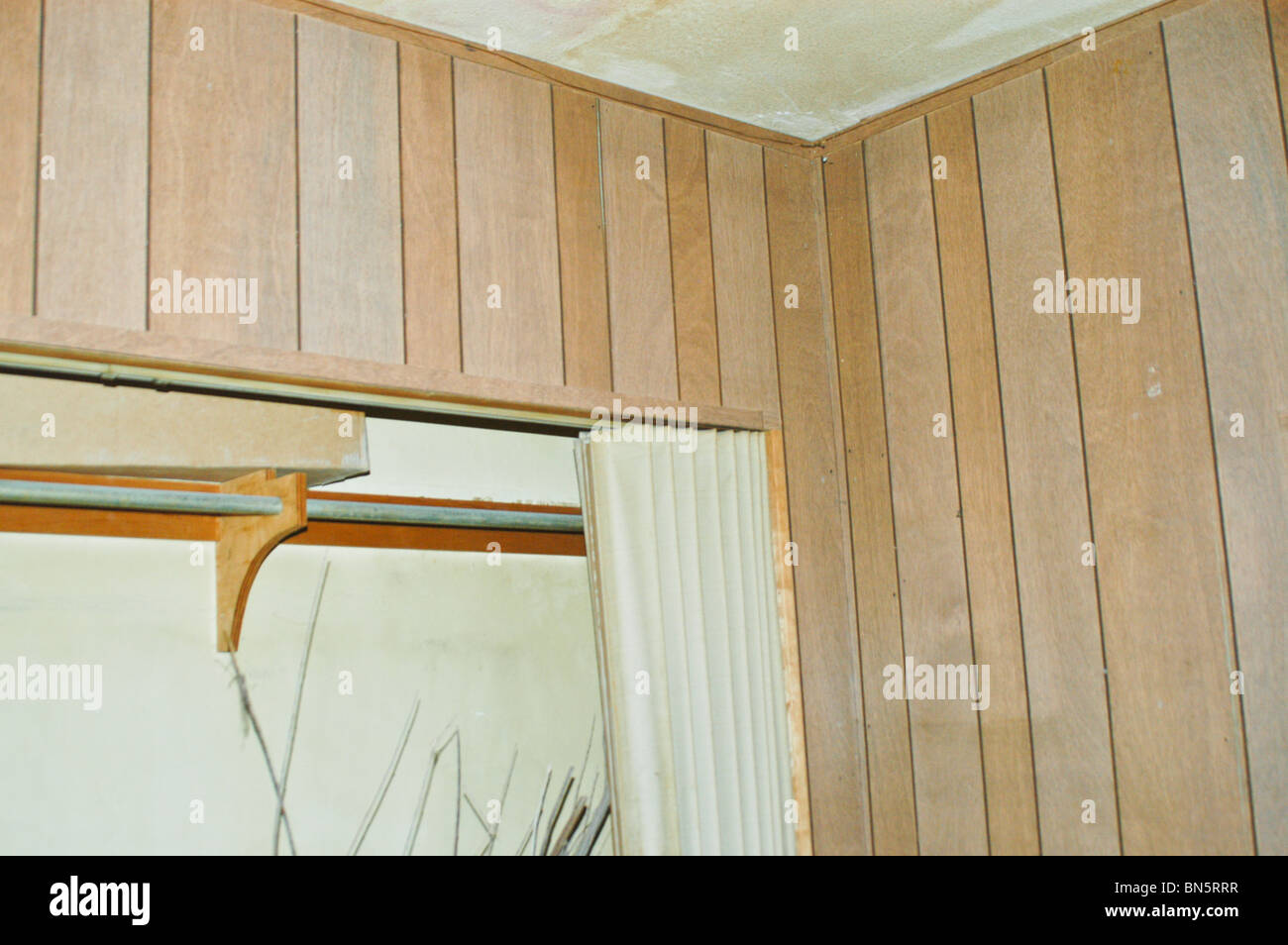 Pannelli di legno con armadio Foto Stock
