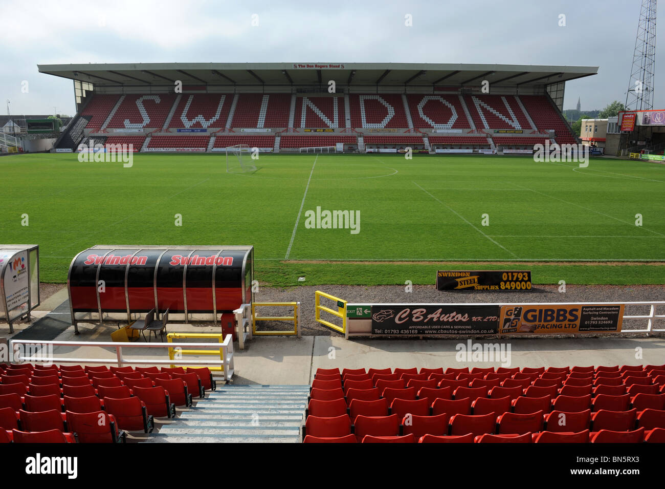 Swindon Town Football Club stadium il County Ground guardando verso il Don Rogers stand. Foto Stock