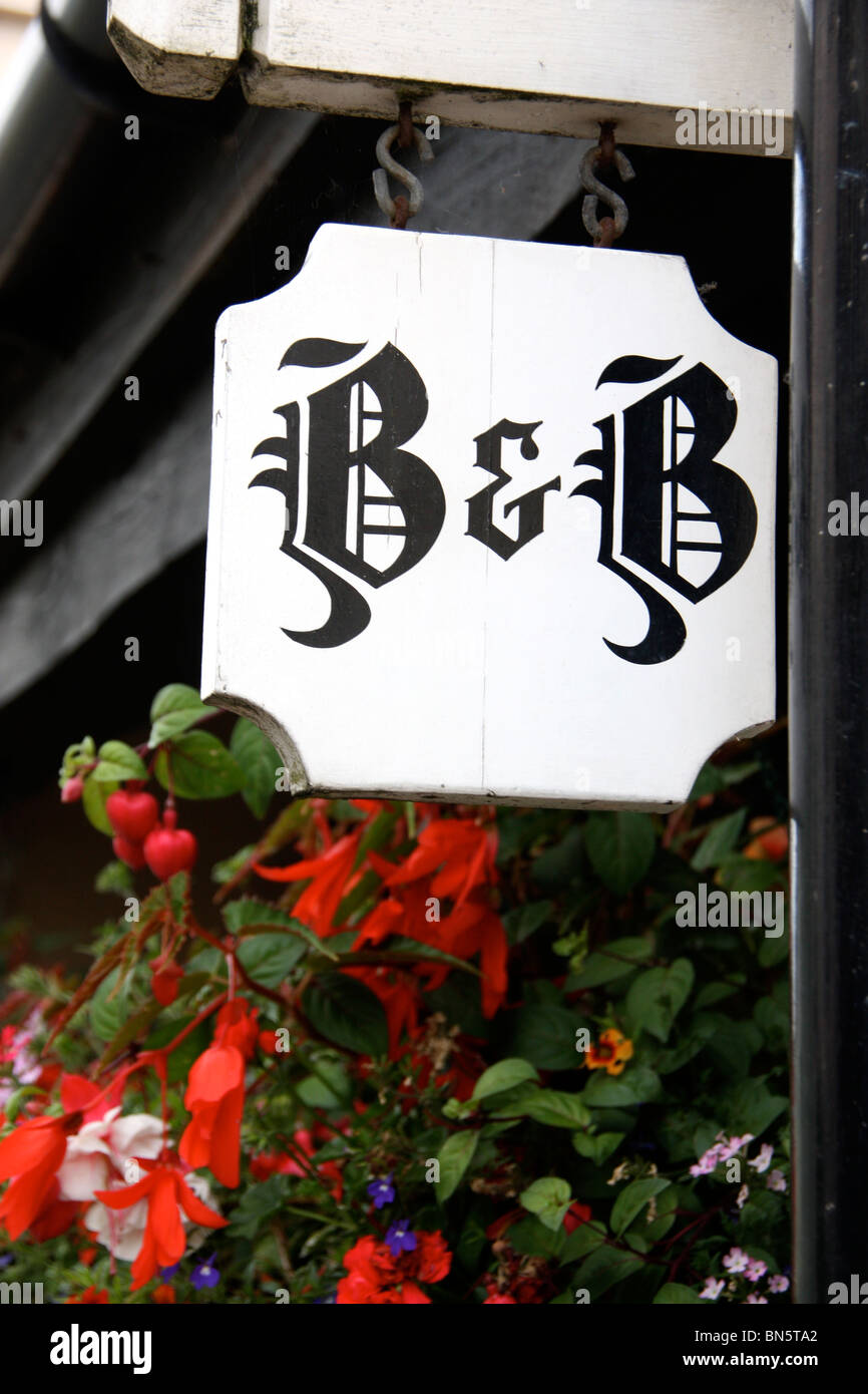 Bed and Breakfast segno e fiori rossi Ruthin Denbighshire North Wales UK Foto Stock