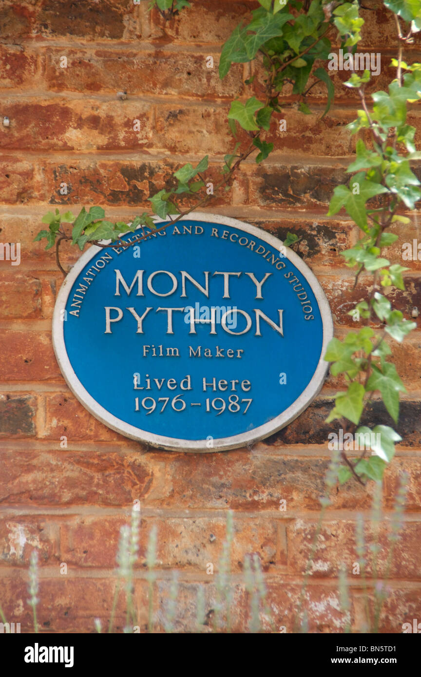 Monty Python targa blu sul sito di studios dove la serie TV è stato girato Neal's Yard Covent Garden Londra Inghilterra REGNO UNITO Foto Stock