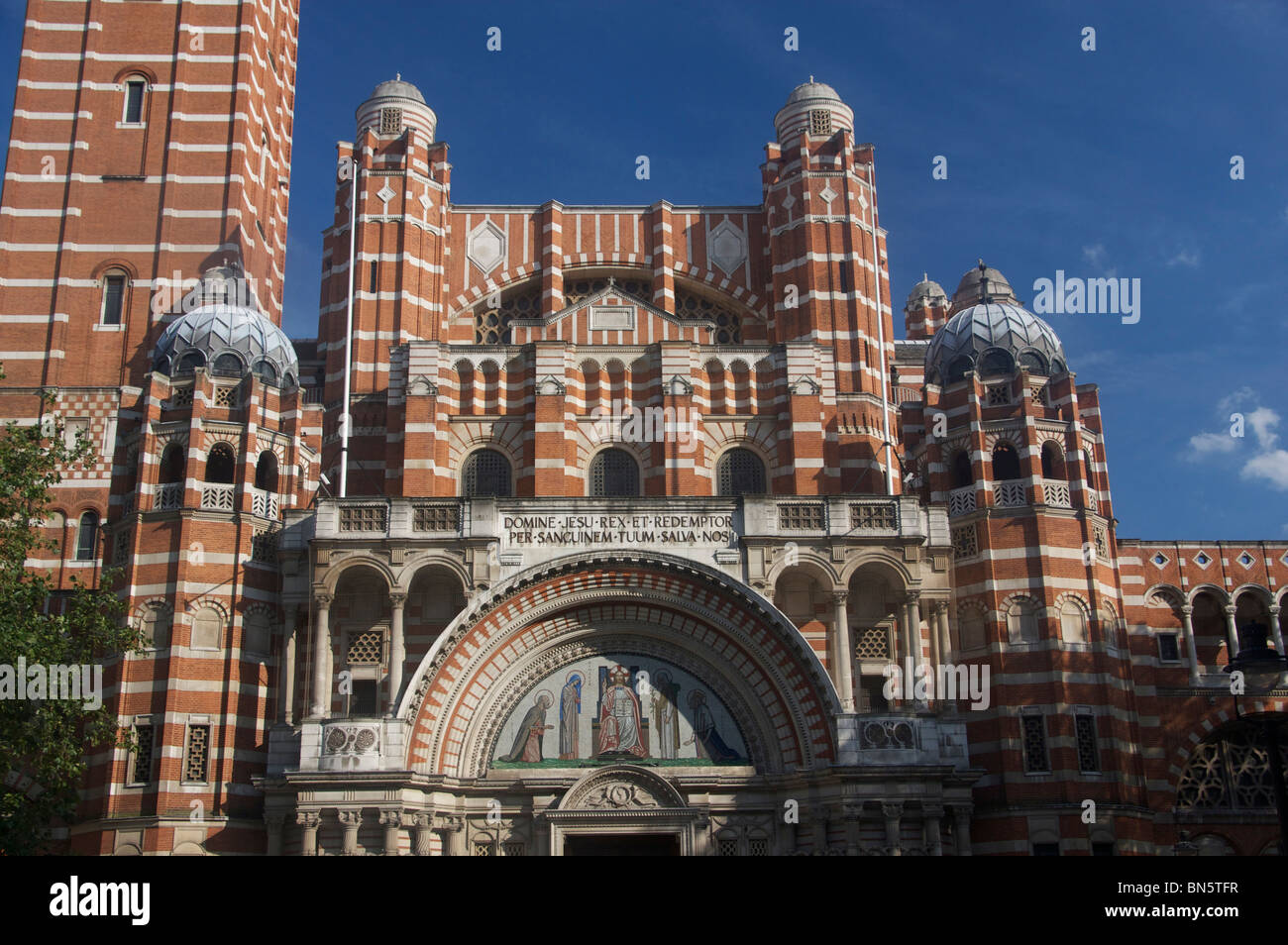 Westminster Cattedrale cattolica romana Londra Inghilterra REGNO UNITO Close-up di fronte ovest di edificio in stile bizantino Foto Stock