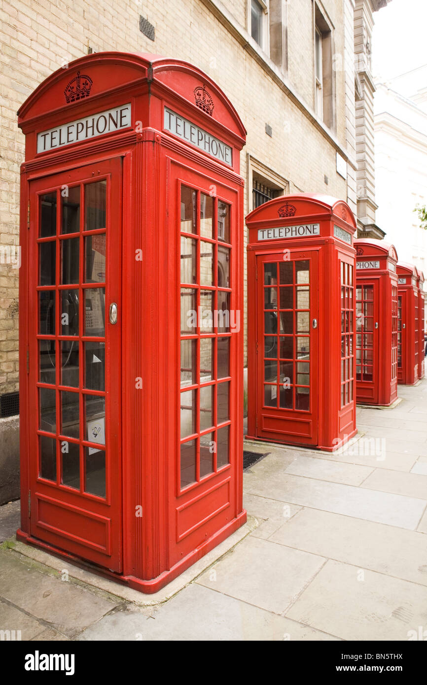 Tradizionale in rosso British cabine telefoniche - noto come il K2 chiosco - a Londra, Inghilterra, Regno Unito. Foto Stock