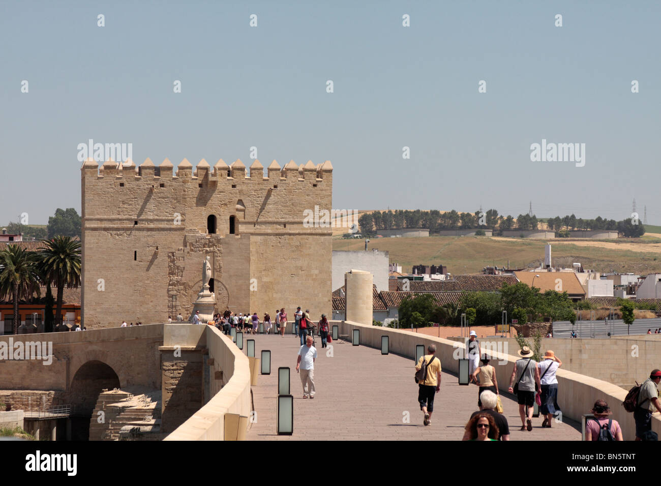 La Torre de Calahorra alla fine del ponte Puente Romano sul fiume Guadalquivir in Cordoba Andalusia Spagna Europa Foto Stock