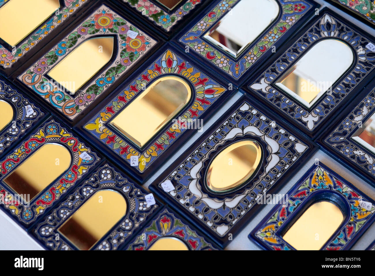 Visualizzazione di specchi di souvenir con piastrelle e colori che riflettono l'influenza moresca su Cordoba Andalusia Spagna Europa Foto Stock