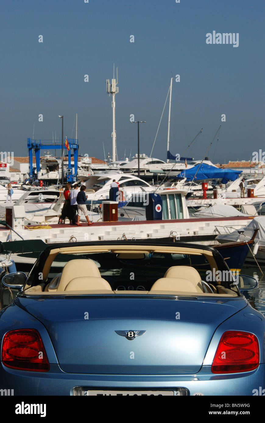 Bentley parcheggiata nel porto turistico di Puerto Banus a Marbella, Costa del Sol, provincia di Malaga, Andalusia, Spagna, Europa occidentale. Foto Stock