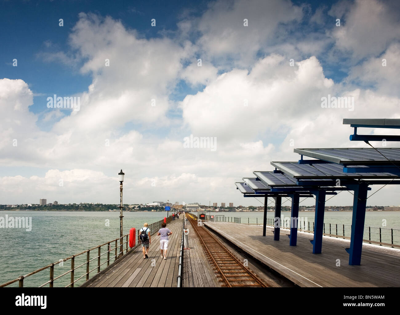 La gente che camminava sul molo di Southend in Essex - il lungo molo nel mondo. Foto Stock