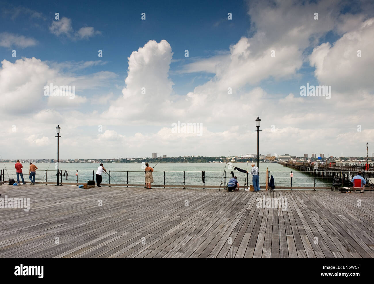 Persone di pesca sul molo di Southend in Essex Foto Stock