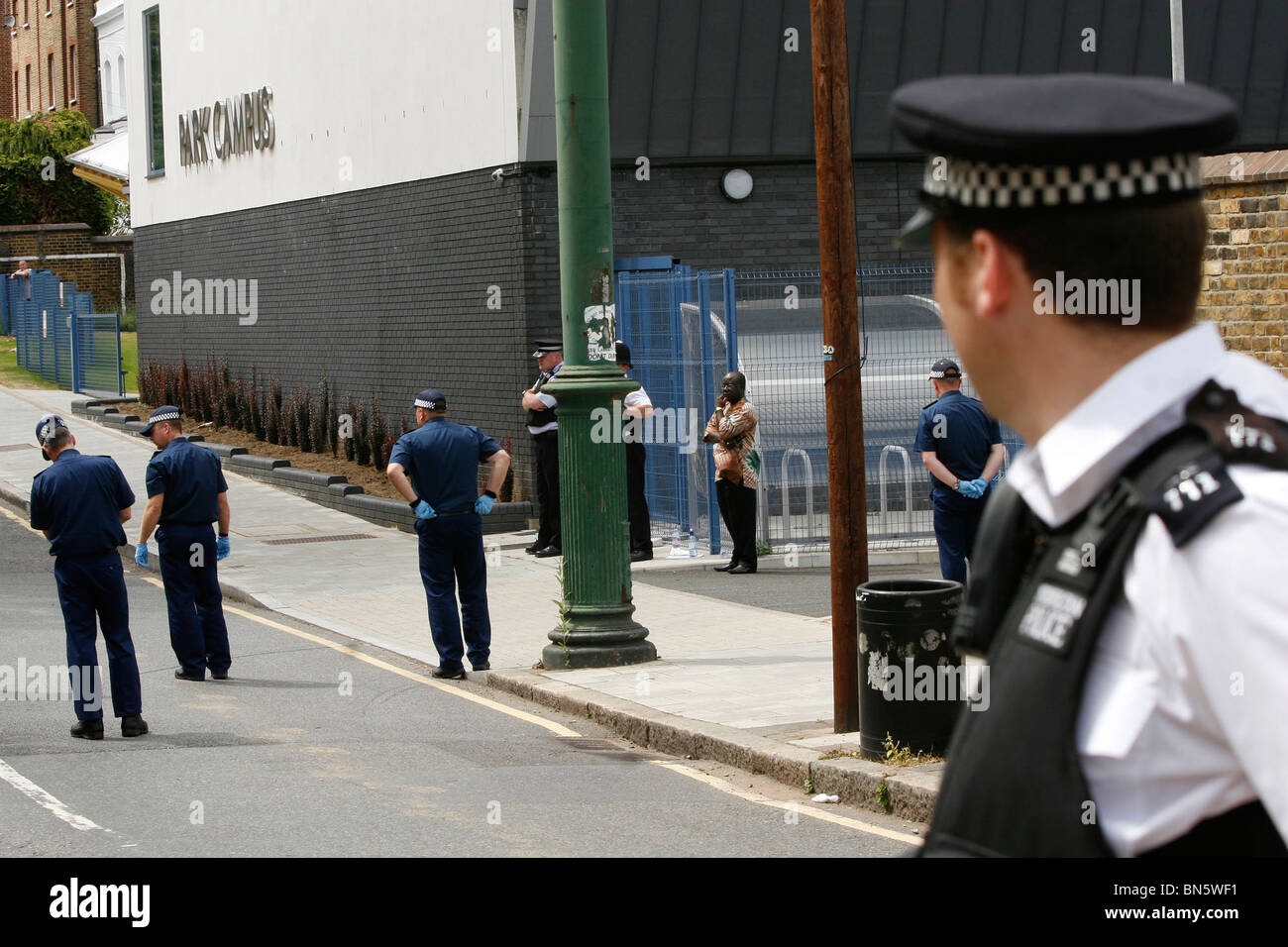 La polizia team forensic search South London street per la prova dopo un omicidio Foto Stock
