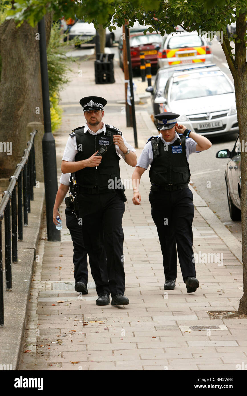 La polizia team forensic search South London street per la prova dopo un omicidio Foto Stock