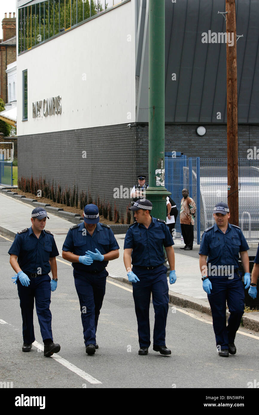 La polizia team forensic search South London street per la prova dopo un omicidio Foto Stock